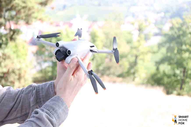 Die DJI Mini 3 Pro wird in der Hand gehalten.